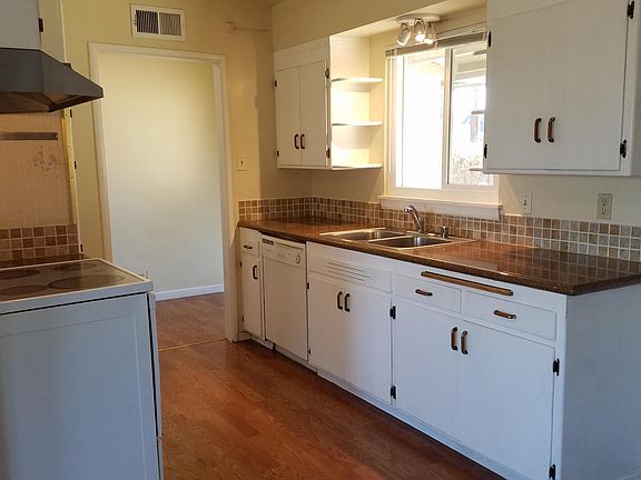 Kitchen with dish washer
