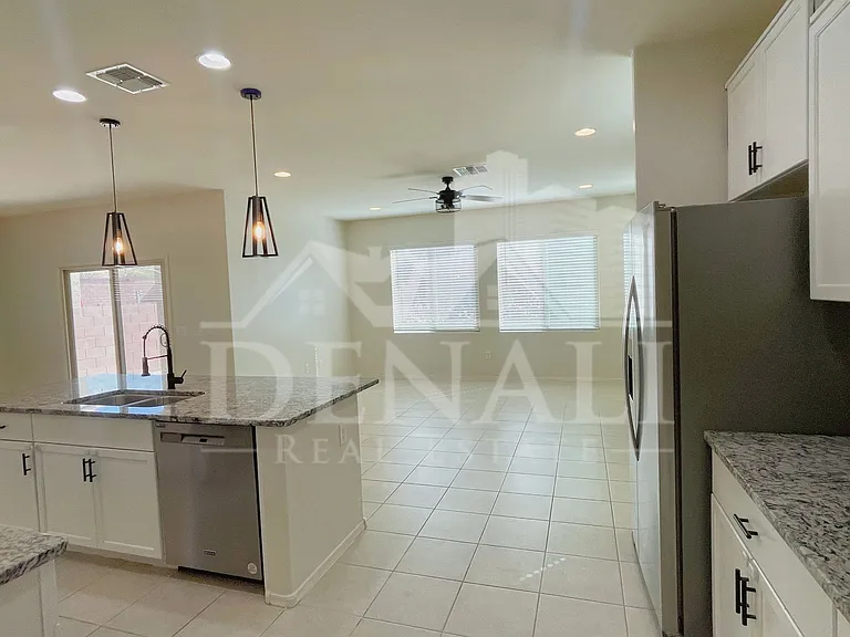 866 E Artesia Pl — Photo 12