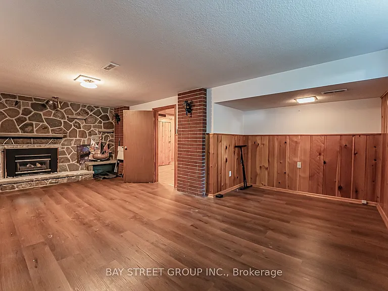 394 Centre St E #LOWER — Photo 3