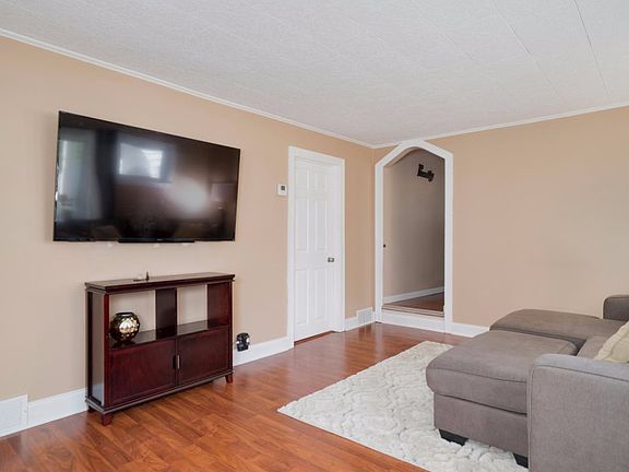 4th image of 4244 Meadowbrook Pkwy