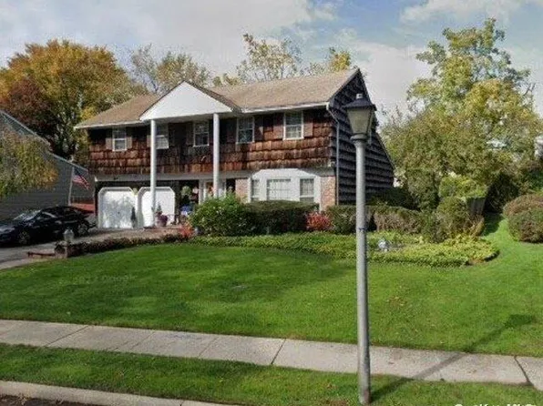 9 Lynwood Drive, Westbury, NY 11590