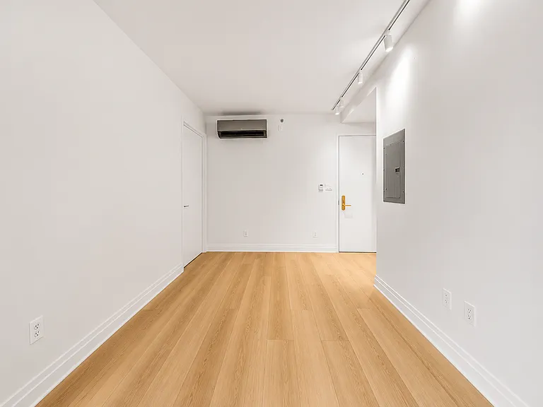10-25 Jackson Ave #4E — Photo 10