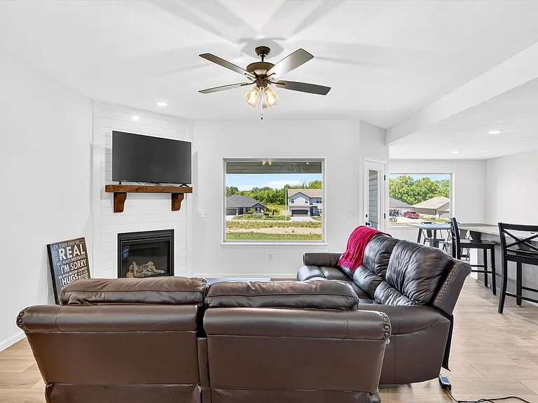 556 Spring Meadow Dr — Photo 16