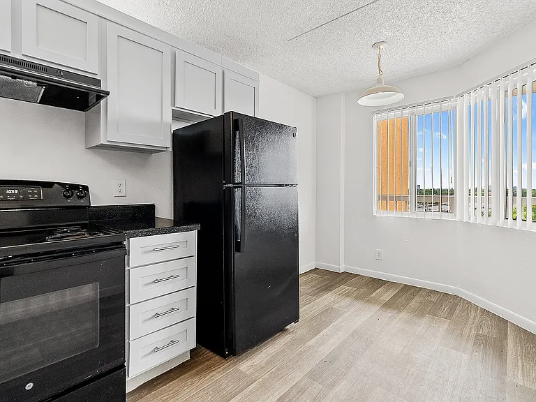 Tennis Towers Apartments — Photo 16