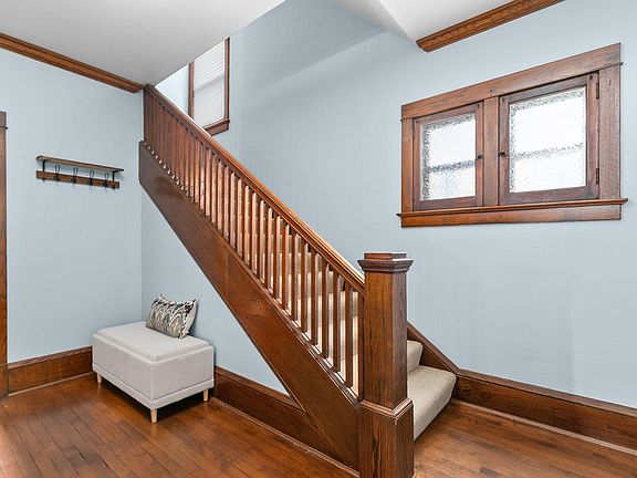 2nd image of 913 N Harriman St