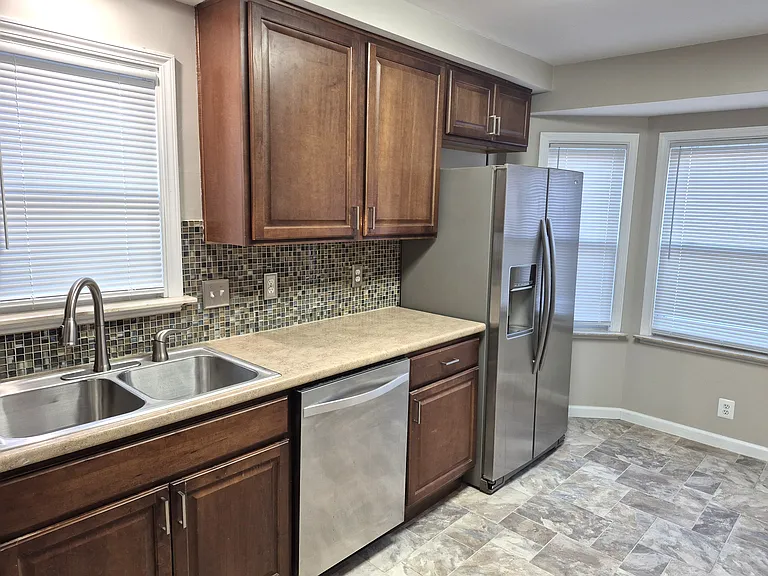 1069 Mulberry St — Photo 4