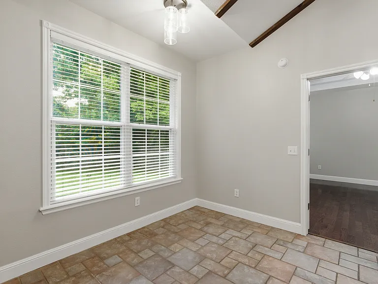 305 NW Palomino St — Photo 11
