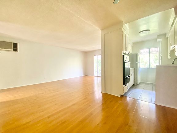 3rd image of 1432 N Fairfax Ave APT 8