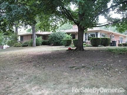 Kitchen
						:
						Gas stove/oven-microwave-French door refrigerator with large freezer drawer.