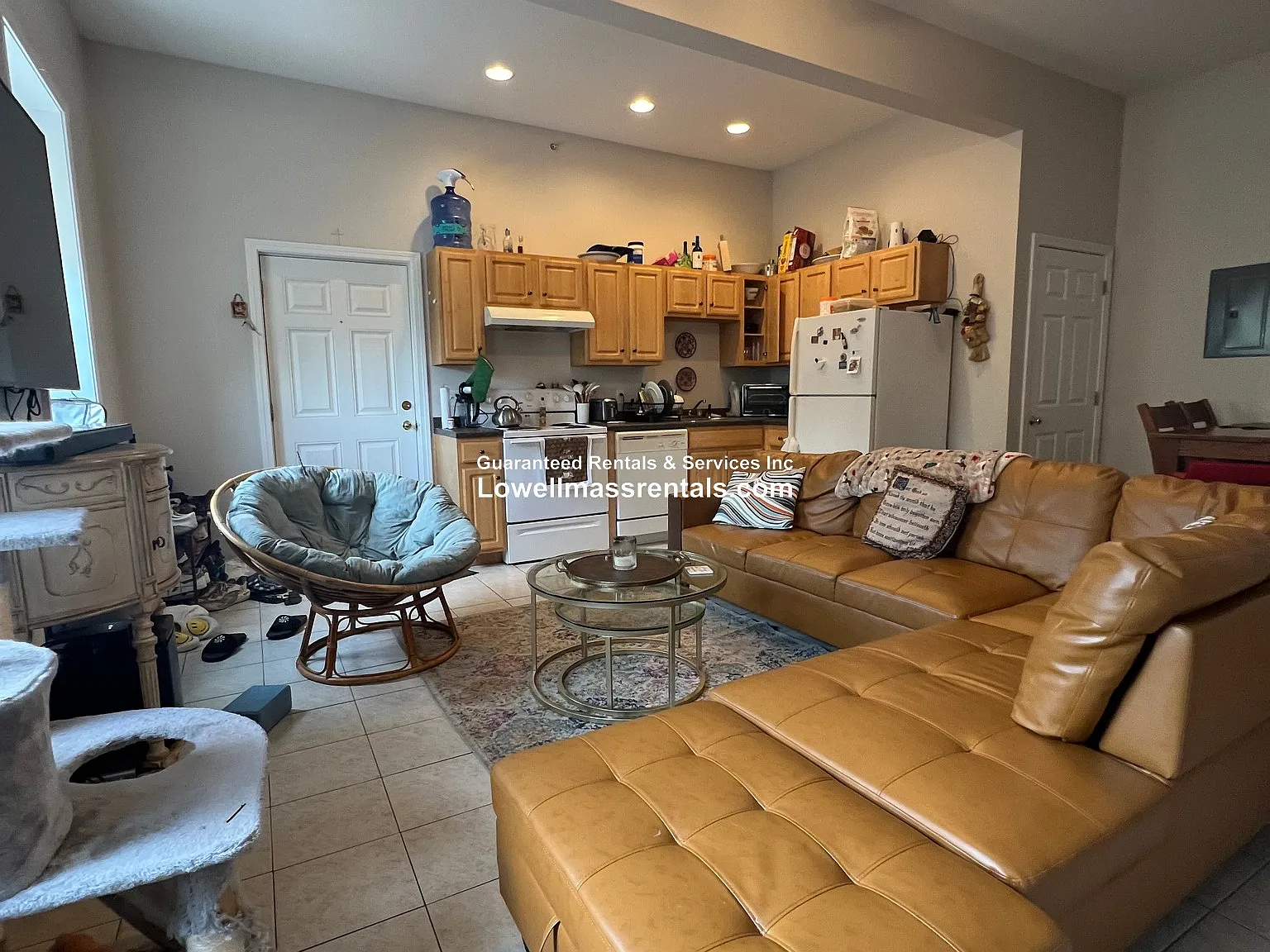 3 bed, 1.0 bath, 1300 sqft, $2,400 — Photo 4