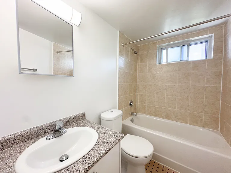 25 Paisley Blvd W — Photo 11