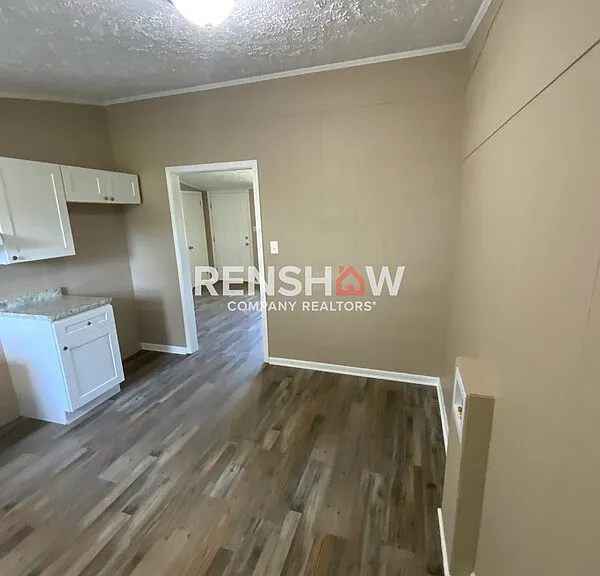 105 W College St #1 — Photo 3