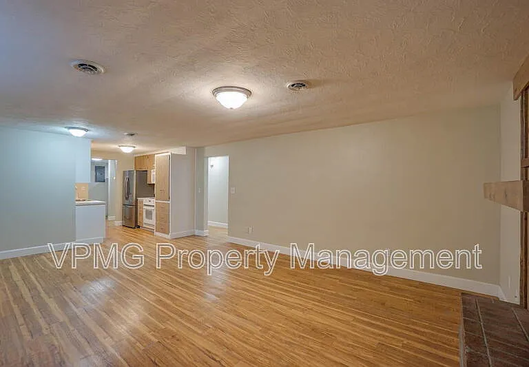 2218 E 18th St #B — Photo 14