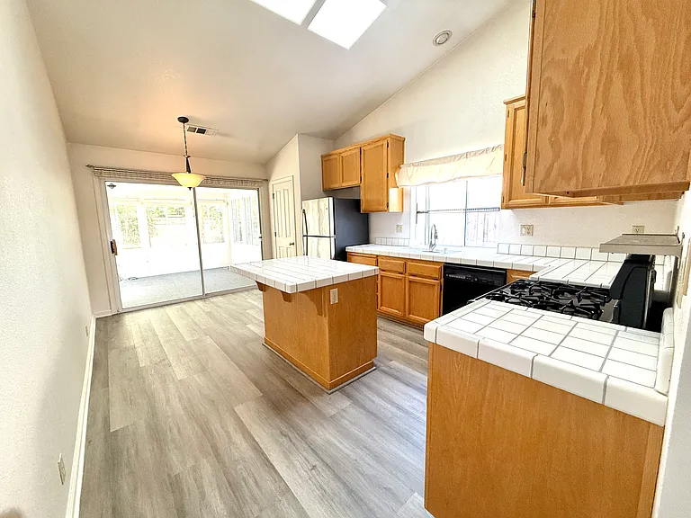 2329 Tuscany St — Photo 8
