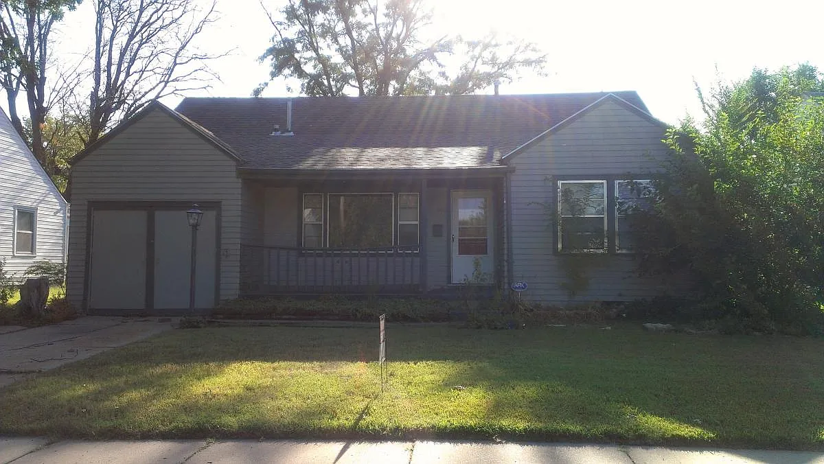 3 bed, 1.5 bath, 1800 sqft, $1,195 — Photo 1