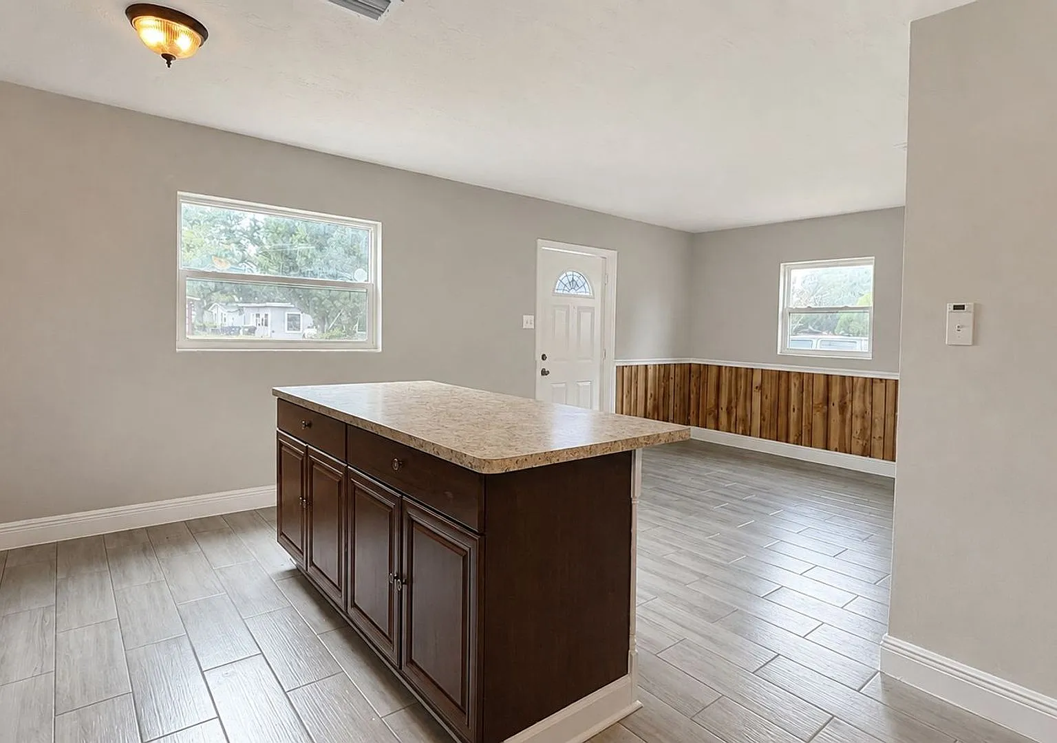 Updated 3 Bedroom Home with Bonus Florida Room, Workshop & Fenced Yard — Photo 4