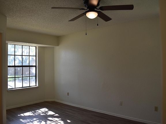 4th image of 16042 Stoneham Cir