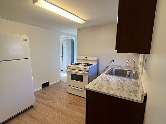 3rd image of 402 1/2 N 6th Ave #1/2