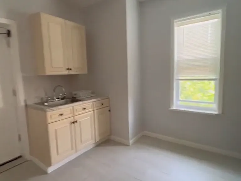 745 Hollywood Ave #2R — Photo 4