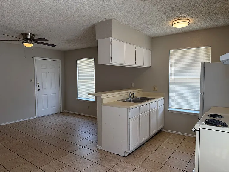 811 W Olmos Dr — Photo 4