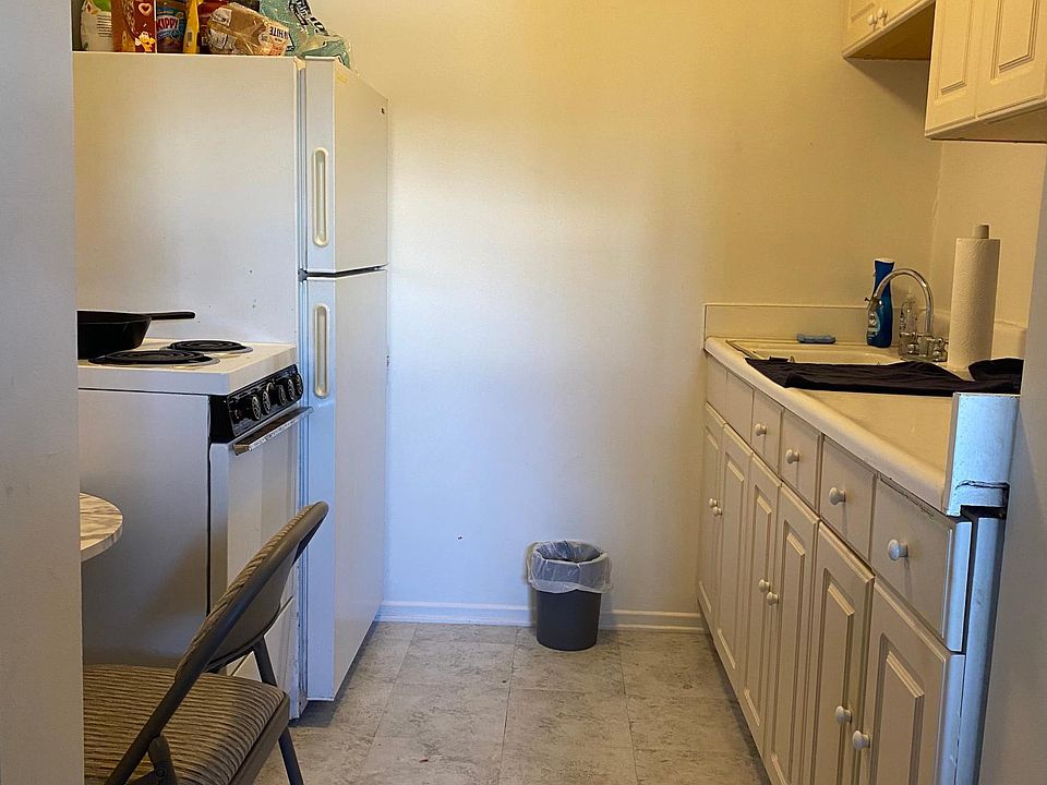 2nd image of 908 4th St APT 1
