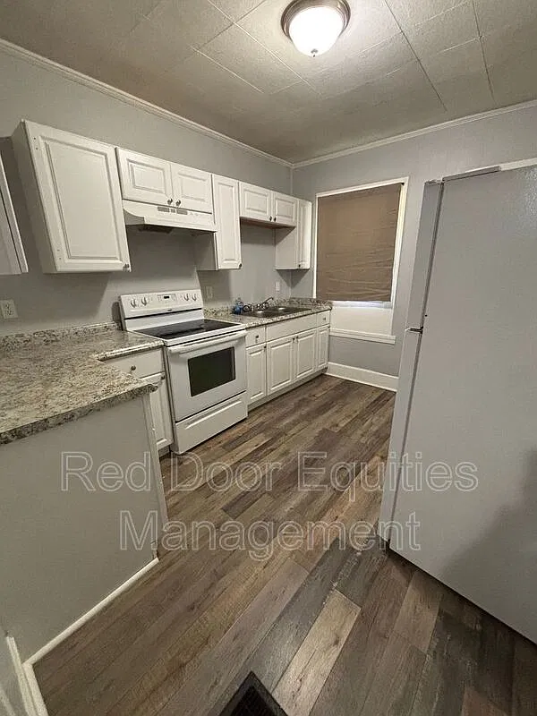2 bed, 1.0 bath, $1,200 — Photo 2