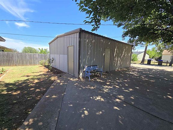 3rd image of 1106 E Jasmine Ave