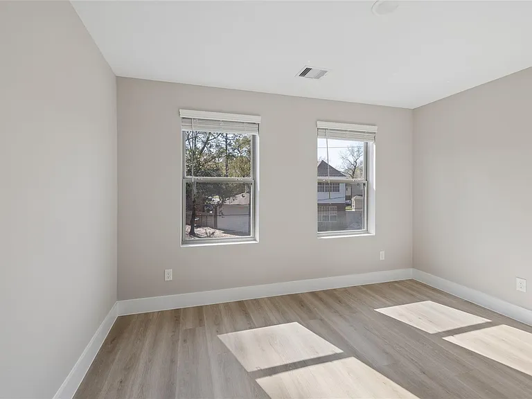 2603 Martinas — Photo 23
