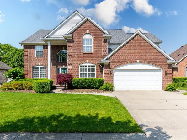 28815 Coleridge St, Harrison Township, MI 48045