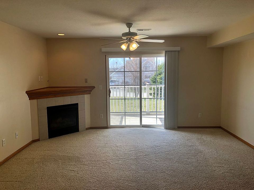Living room w/fireplace