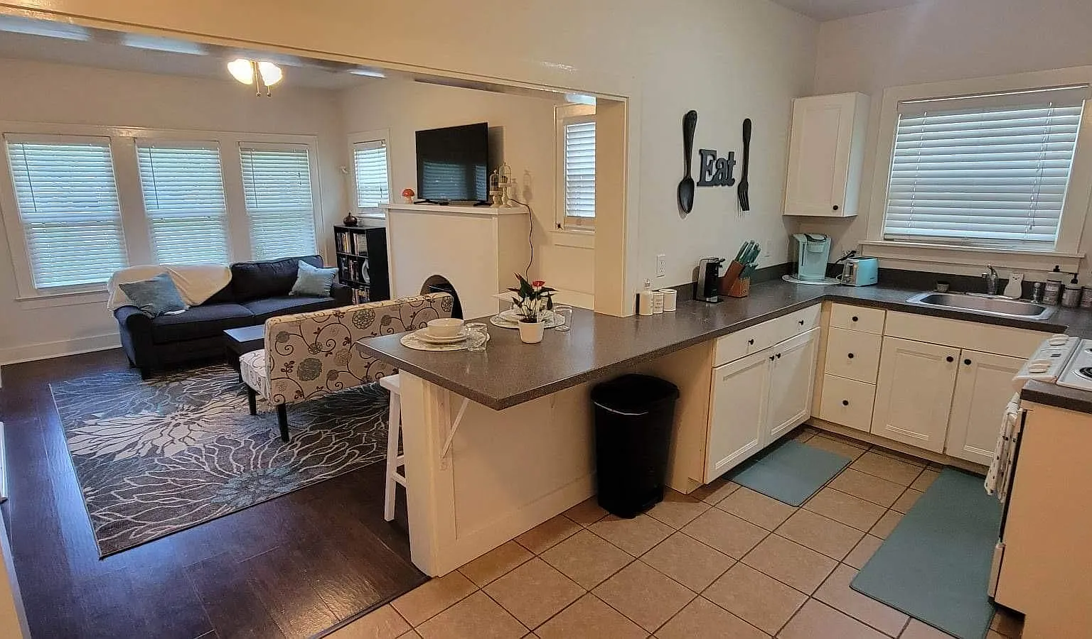 2 bed, 900 sqft, $1,300 — Photo 1