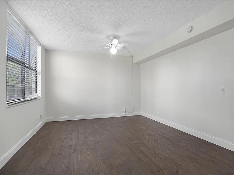 109 Lake Emerald Dr #110 — Photo 16
