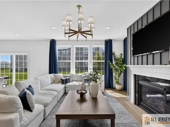 51 Bellan Dr S, Brunswick, NJ 08852
