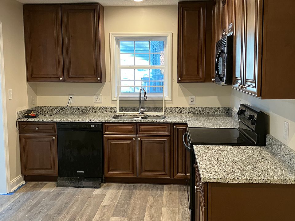2nd image of 901 Eastwood Dr