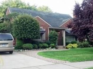 1160 Paget Ct, Grosse Pointe Woods, MI 48236