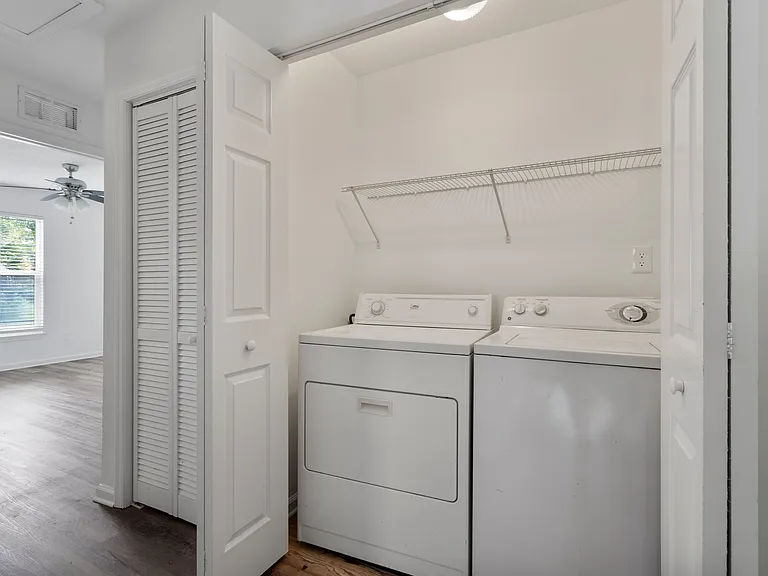 860 W 6th St — Photo 17