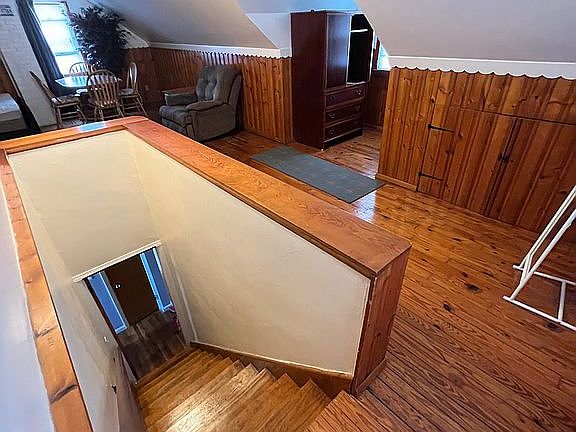 3rd image of 18219 Knoll Dr