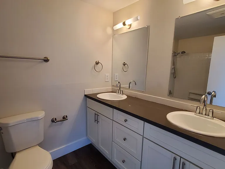 411 10th Ave — Photo 38