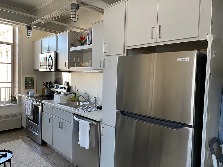 521 W 2nd Street - Leijona — Photo 73