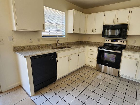 5th image of 12905 Carrie Ct