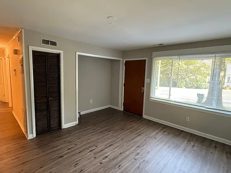 807 E 4th Ave — Photo 3