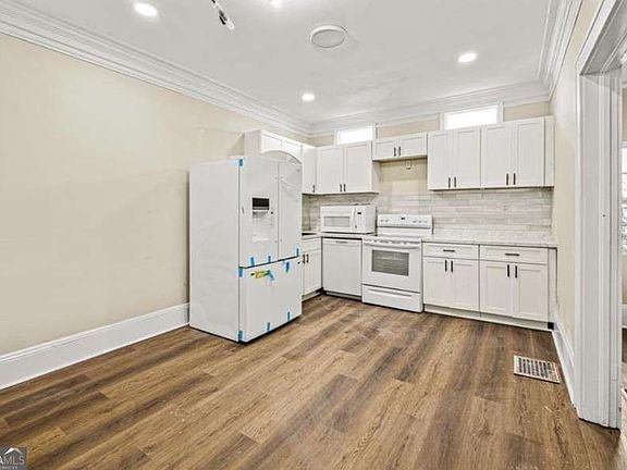 5th image of 684 S Elizabeth Pl NW