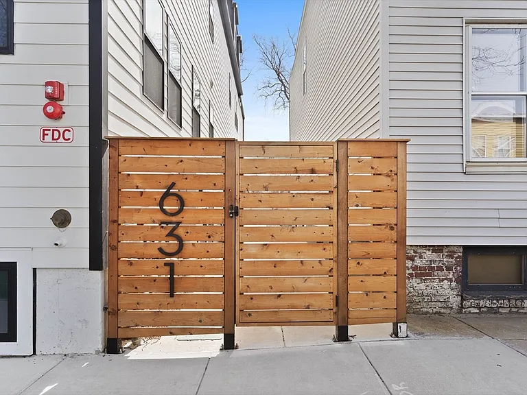 631 Saratoga St #4 — Photo 22