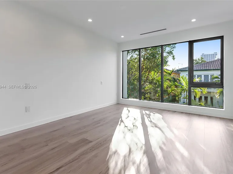 3086 Indiana St — Photo 11