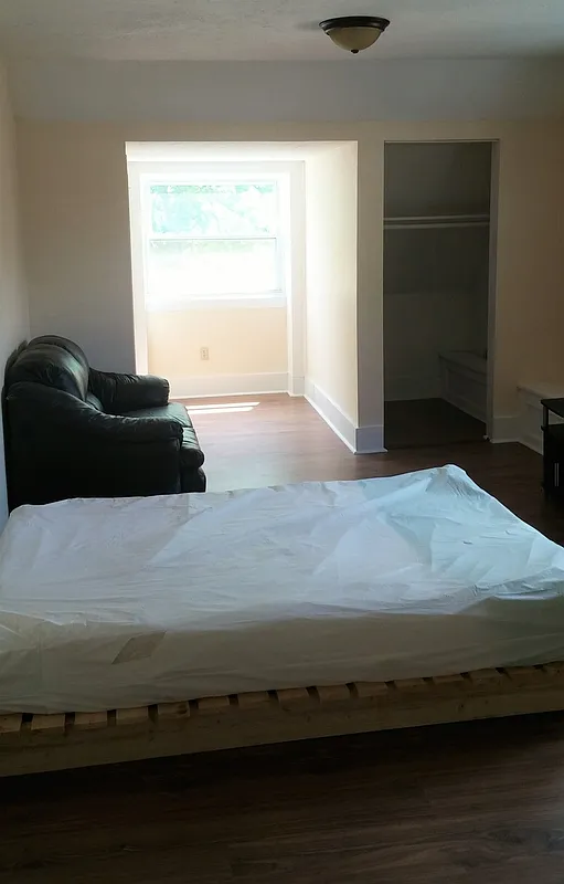 4 bed, 1.0 bath, 853 sqft, $550 — Photo 2