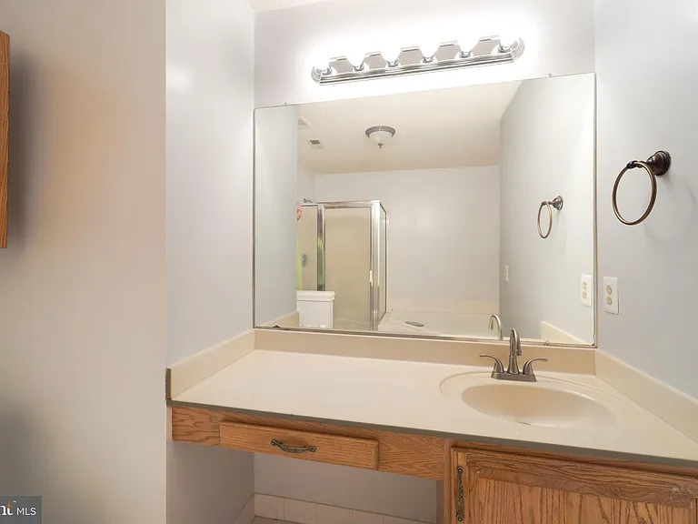 413 Lakeview Ct — Photo 40