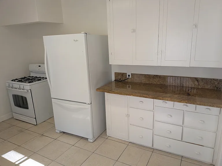 1051 1/4 N Ardmore Ave — Photo 13