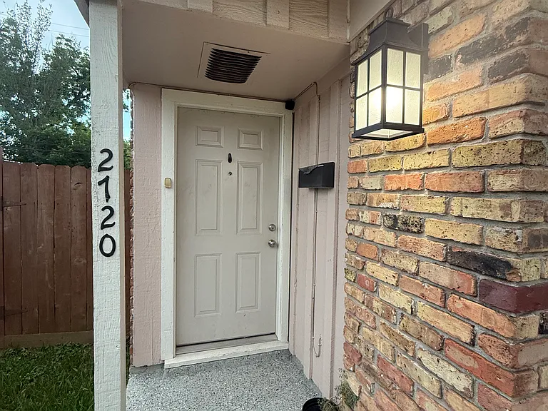 2720 Martin St — Photo 2