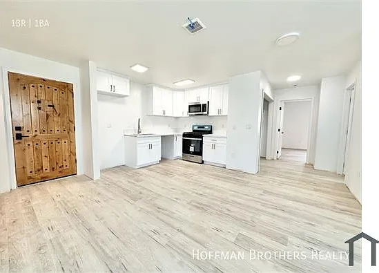 5718 S Manhattan Pl — Photo 2