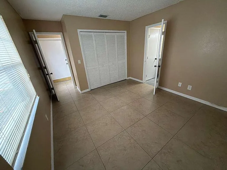 702 SE 47th St #2 — Photo 39